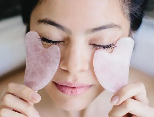 Гуаша для лица: Как правильно проводить массаж и что это даст